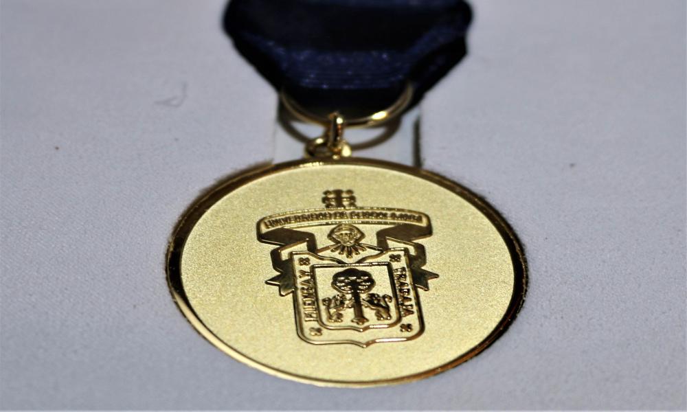 Autoridades universitarias reconocen la trayectoria docente de trece profesores