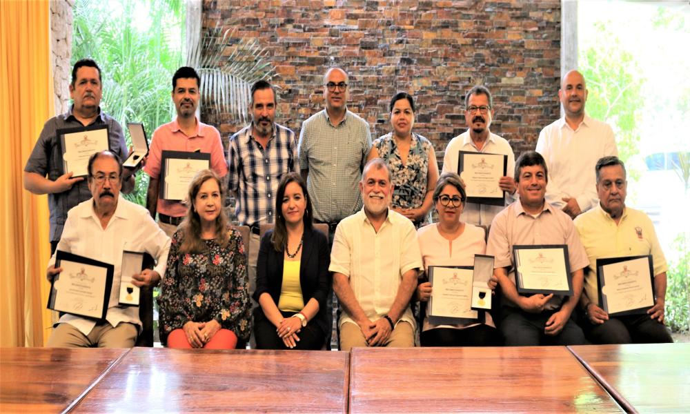 Autoridades universitarias reconocen la trayectoria docente de trece profesores