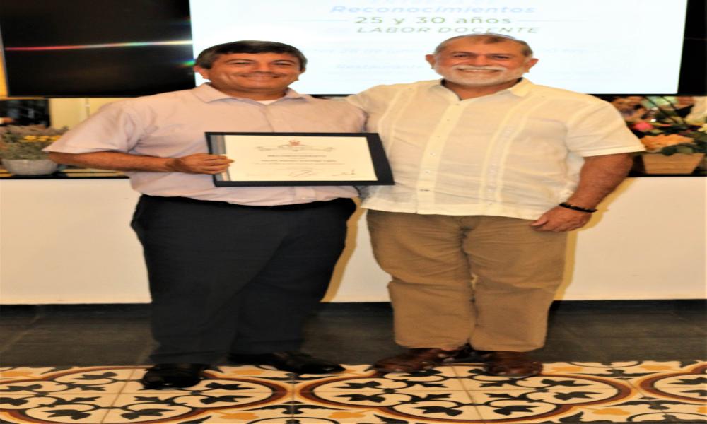 Autoridades universitarias reconocen la trayectoria docente de trece profesores