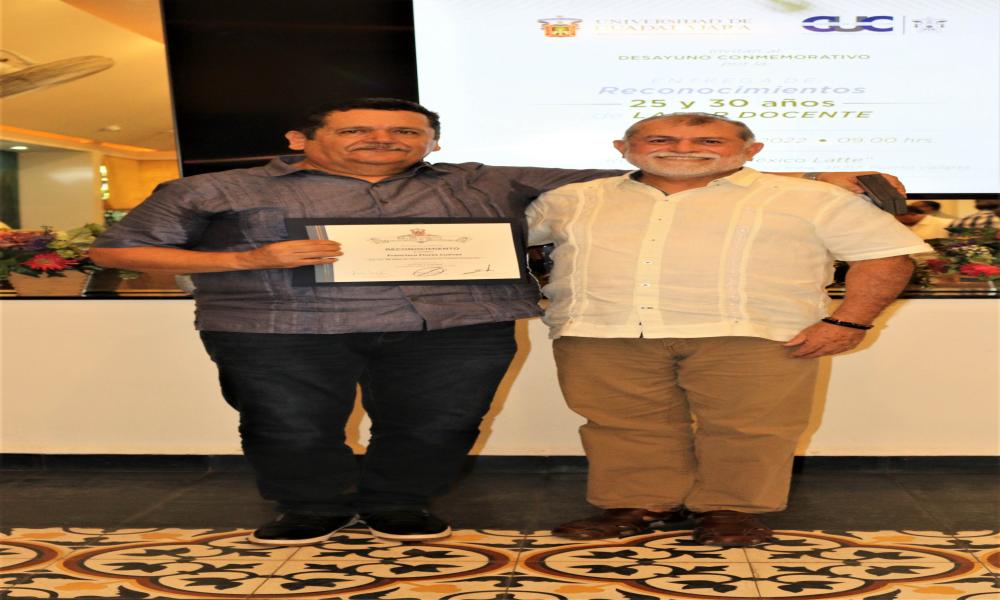 Autoridades universitarias reconocen la trayectoria docente de trece profesores