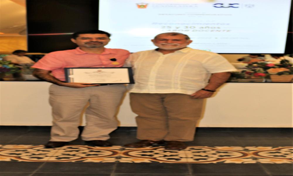 Autoridades universitarias reconocen la trayectoria docente de trece profesores
