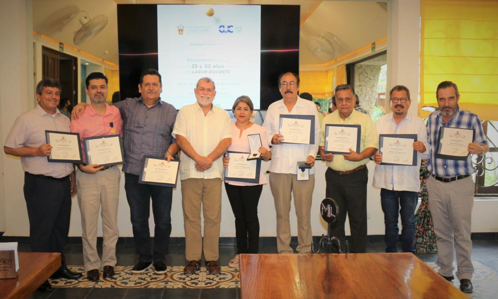 Autoridades universitarias reconocen la trayectoria docente de trece profesores