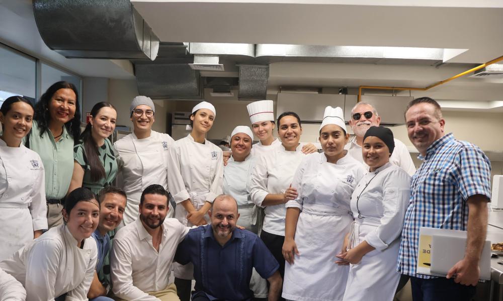 Autoridades de la UdeG reconocen el apoyo de Luis Munguía al Mercado de la Escuela de Gastronomía