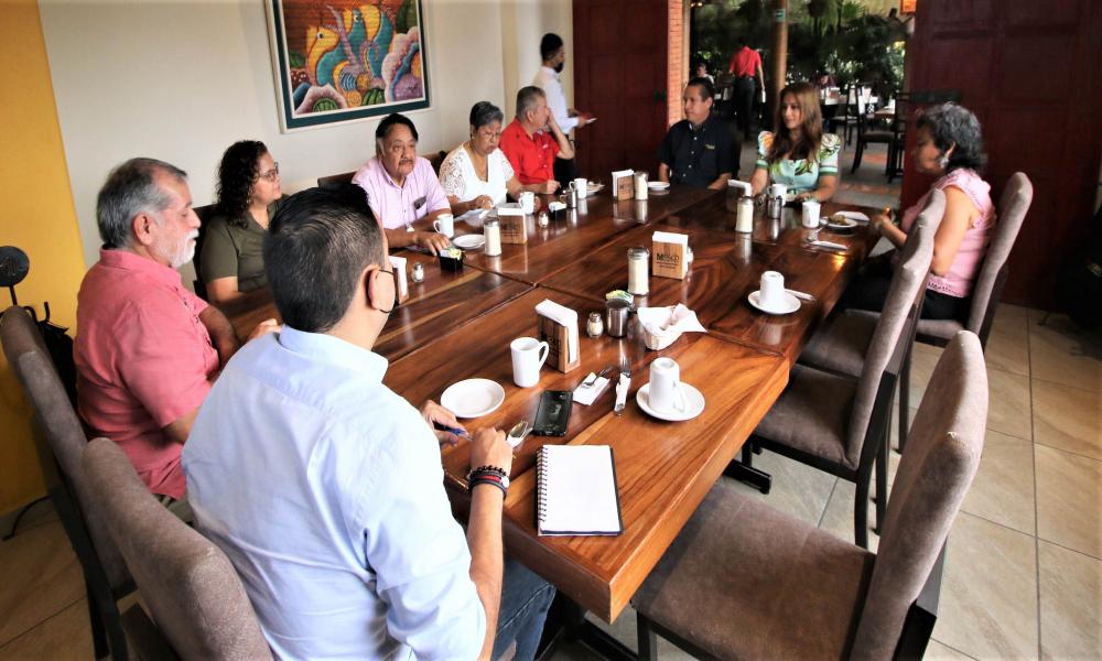 Se reúne el Dr. Jorge Téllez con representantes sindicales del CUCosta