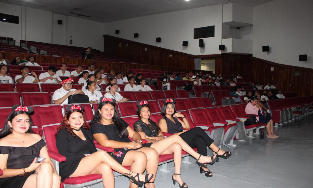 Refuerzan estudiantes de Enfermería conocimiento en Simposio “Una Navidad con Mickey”