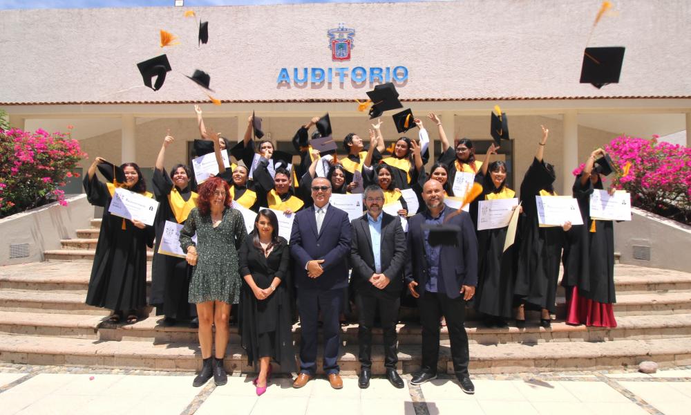 Se realiza en CUCosta triple graduación con grandes satisfacciones
