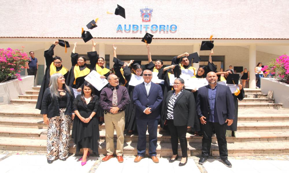 Se realiza en CUCosta triple graduación con grandes satisfacciones