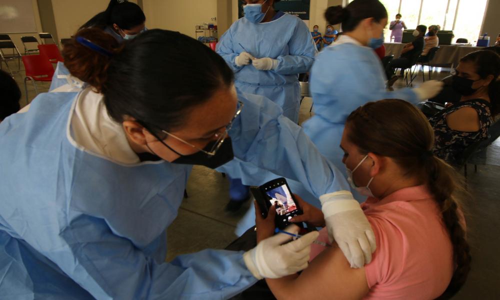 Concluye exitosamente vacunación a 4,788 docentes de la región