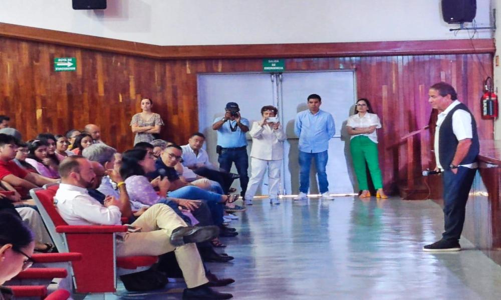 Comparte Fernando González Corona su experiencia empresarial ante estudiantes