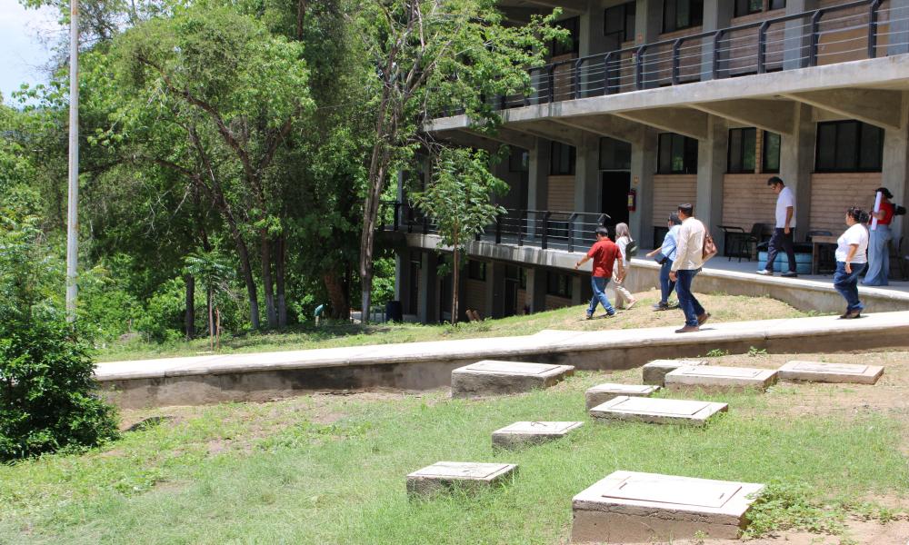 La Rectora del CUCosta visitó el módulo Tomatlán para fortalecer su operación y consolidar la oferta académica en la región Idioma Español La Dra. María Esther Avelar Álvarez, Rectora del Centro Universitario de la Costa (CUCosta), realizó una visita de reconocimiento al módulo universitario en el municipio de Tomatlán, acompañada por directivos y coordinadores universitarios.  Durante el recorrido, la Rectora sostuvo un diálogo cercano con el personal administrativo y docente, con quienes intercambió punto