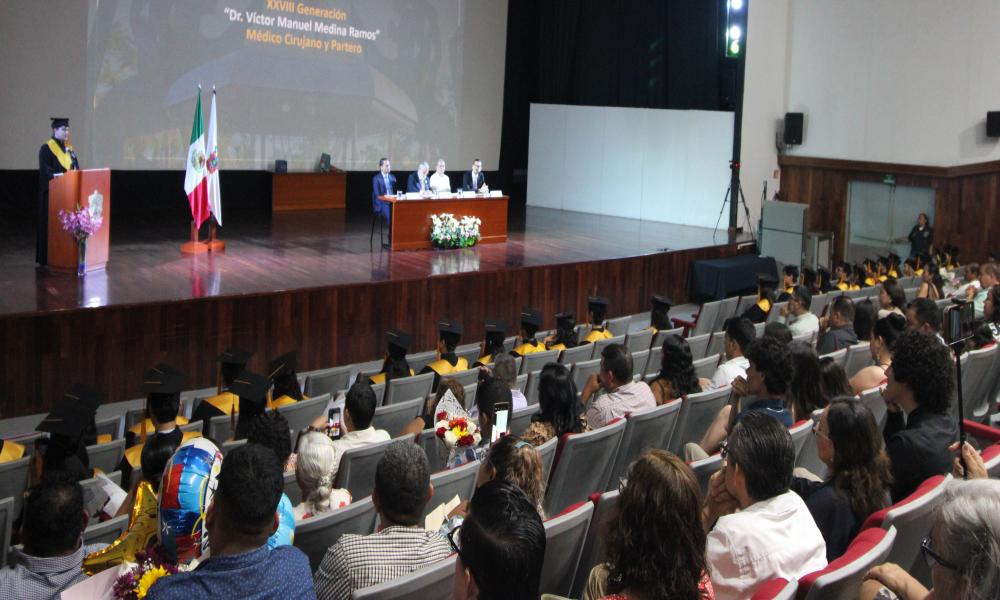 Se gradúan con orgullo y esperanza 35 nuevos médicos del CUCosta