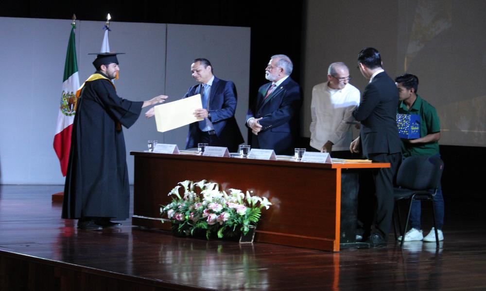 Se gradúan con orgullo y esperanza 35 nuevos médicos del CUCosta