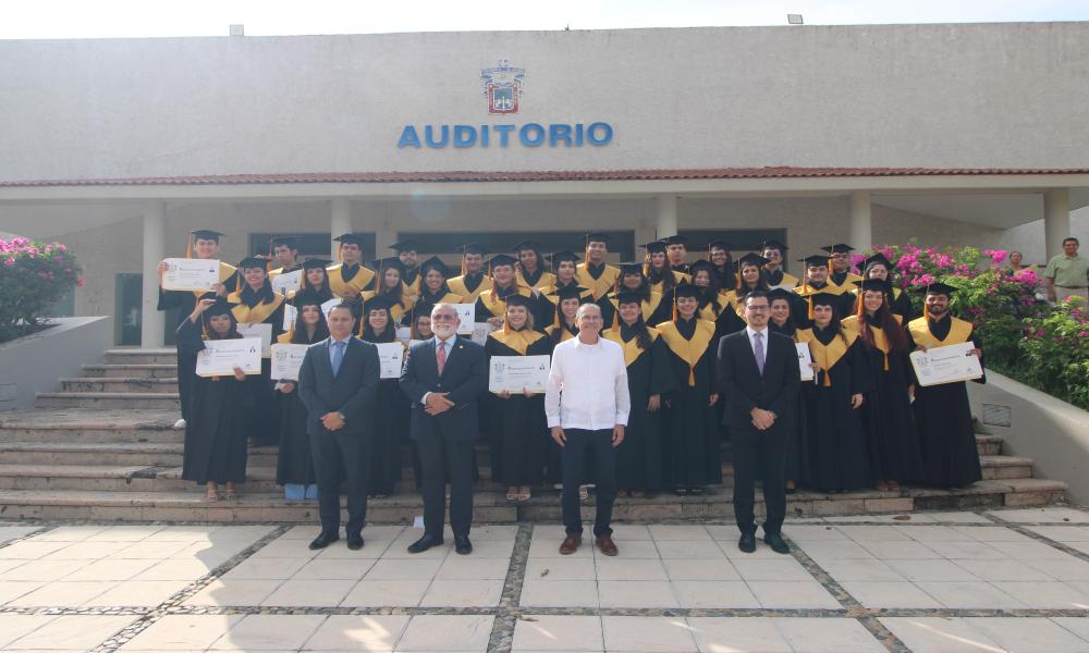 Se gradúan con orgullo y esperanza 35 nuevos médicos del CUCosta