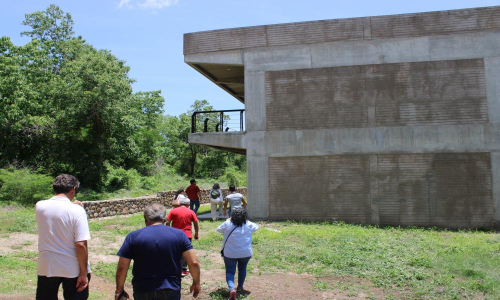 La Rectora del CUCosta visitó el módulo Tomatlán para fortalecer su operación y consolidar la oferta académica en la región Idioma Español La Dra. María Esther Avelar Álvarez, Rectora del Centro Universitario de la Costa (CUCosta), realizó una visita de reconocimiento al módulo universitario en el municipio de Tomatlán, acompañada por directivos y coordinadores universitarios.  Durante el recorrido, la Rectora sostuvo un diálogo cercano con el personal administrativo y docente, con quienes intercambió punto