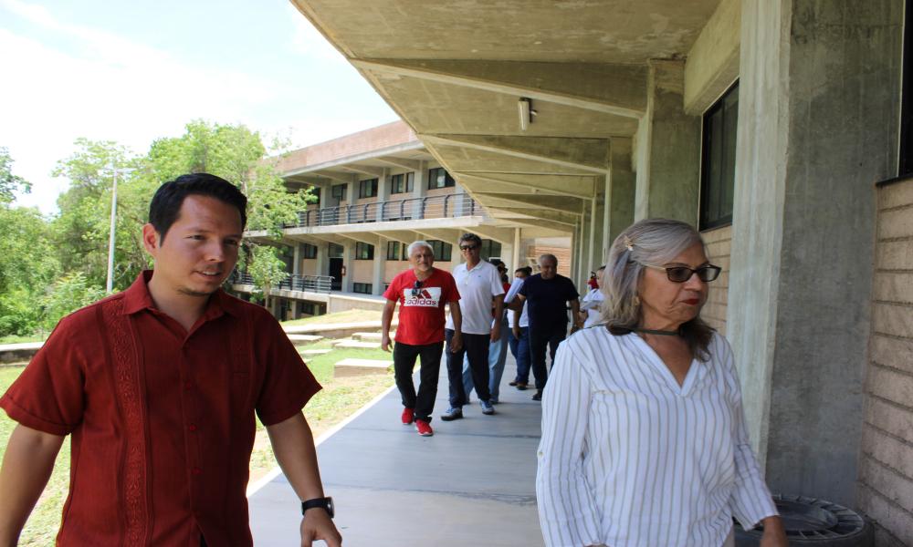 La Rectora del CUCosta visitó el módulo Tomatlán para fortalecer su operación y consolidar la oferta académica en la región Idioma Español La Dra. María Esther Avelar Álvarez, Rectora del Centro Universitario de la Costa (CUCosta), realizó una visita de reconocimiento al módulo universitario en el municipio de Tomatlán, acompañada por directivos y coordinadores universitarios.  Durante el recorrido, la Rectora sostuvo un diálogo cercano con el personal administrativo y docente, con quienes intercambió punto