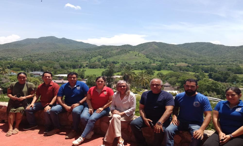 La Rectora del CUCosta visitó el módulo Tomatlán para fortalecer su operación y consolidar la oferta académica en la región Idioma Español La Dra. María Esther Avelar Álvarez, Rectora del Centro Universitario de la Costa (CUCosta), realizó una visita de reconocimiento al módulo universitario en el municipio de Tomatlán, acompañada por directivos y coordinadores universitarios.  Durante el recorrido, la Rectora sostuvo un diálogo cercano con el personal administrativo y docente, con quienes intercambió punto