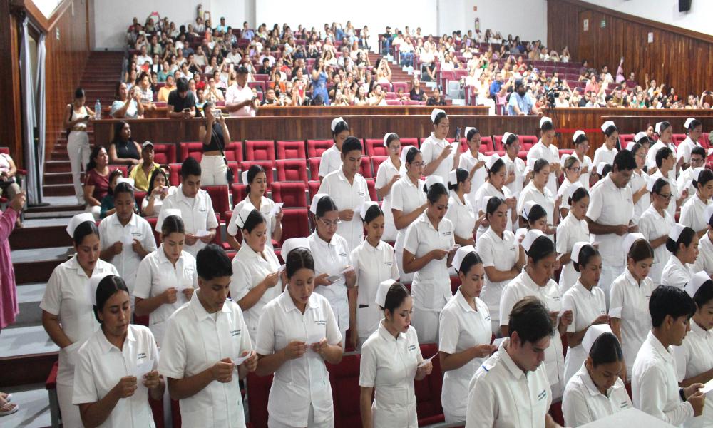 Con elegancia y alegría se realizó la imposición de cofias y galones de alumnos de Enfermería