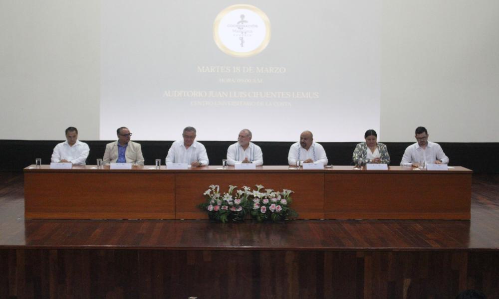 Entrega COMAEM placa de re acreditación a la carrera Médico Cirujano y Partero en CUCosta