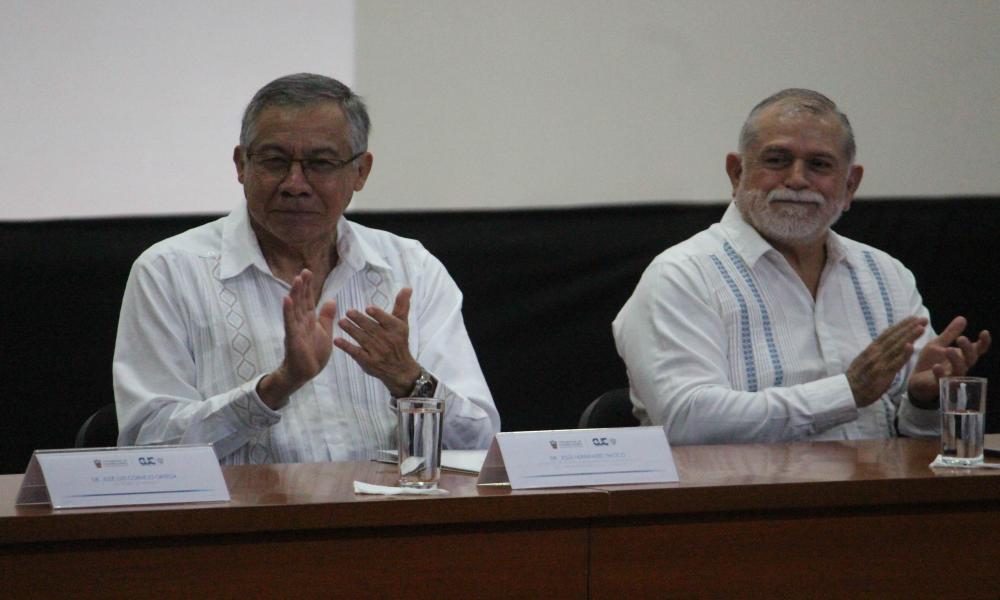 Entrega COMAEM placa de re acreditación a la carrera Médico Cirujano y Partero en CUCosta