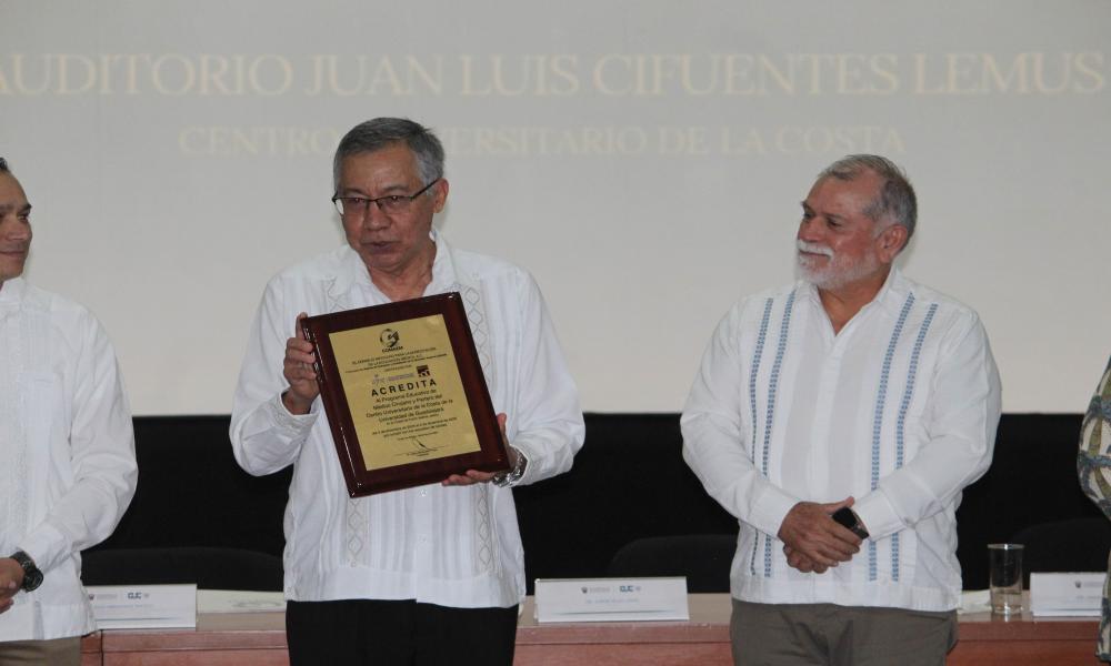 Entrega COMAEM placa de re acreditación a la carrera Médico Cirujano y Partero en CUCosta
