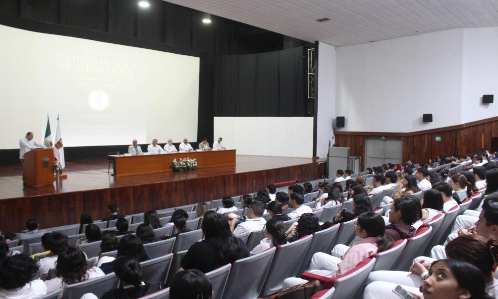 Entrega COMAEM placa de re acreditación a la carrera Médico Cirujano y Partero en CUCosta