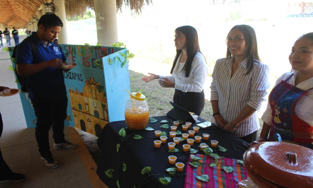 Estudiantes de Turismo presentan exposición de Estados y Pueblos Mágicos