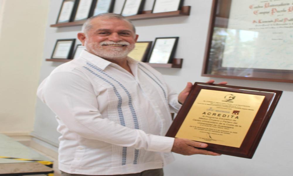Entrega COMAEM placa de re acreditación a la carrera Médico Cirujano y Partero en CUCosta