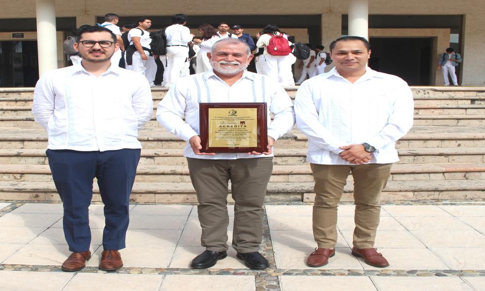 Entrega COMAEM placa de re acreditación a la carrera Médico Cirujano y Partero en CUCosta