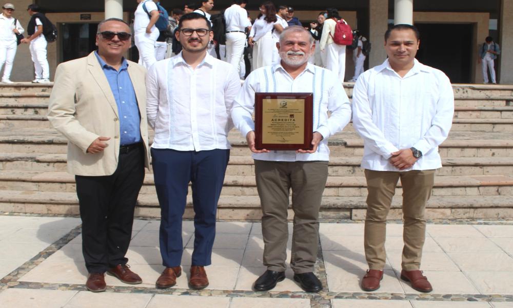 Entrega COMAEM placa de re acreditación a la carrera Médico Cirujano y Partero en CUCosta