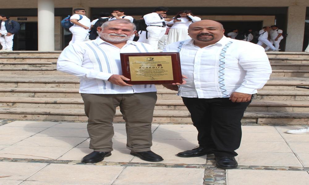 Entrega COMAEM placa de re acreditación a la carrera Médico Cirujano y Partero en CUCosta