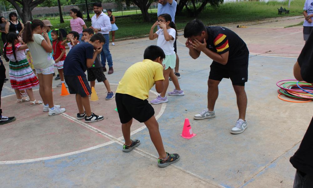 Niñas, niños y adolescentes participan en el “Viernes Creativo CUCosta