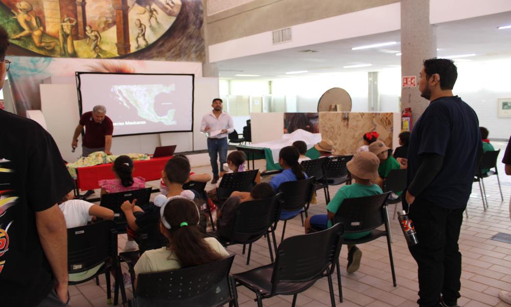 Niñas, niños y adolescentes participan en el “Viernes Creativo CUCosta