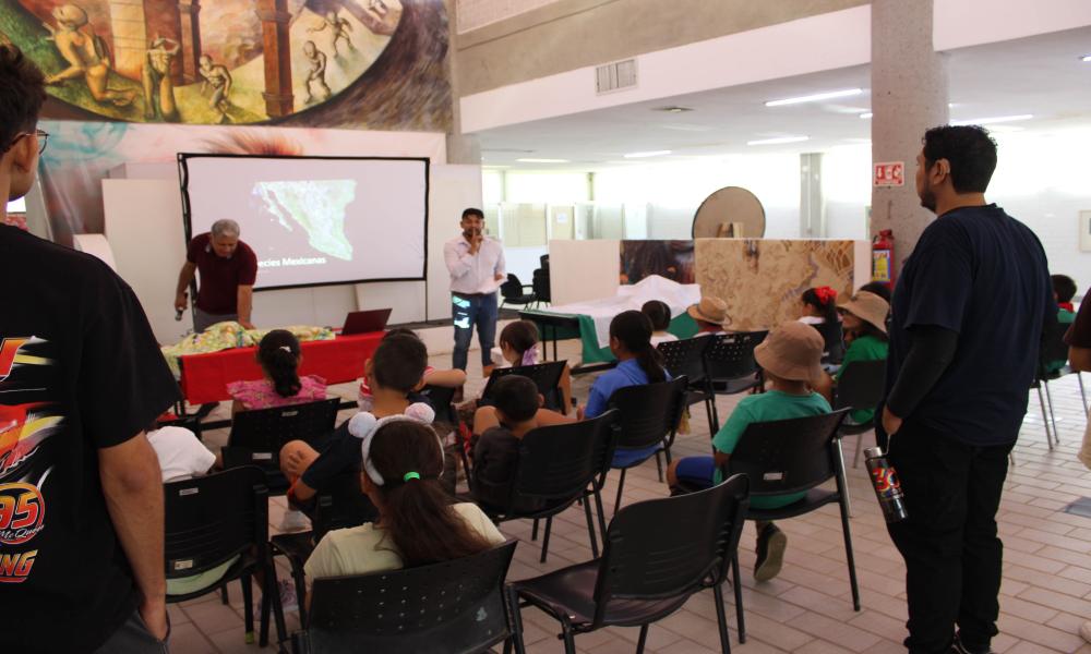 Niñas, niños y adolescentes participan en el “Viernes Creativo CUCosta