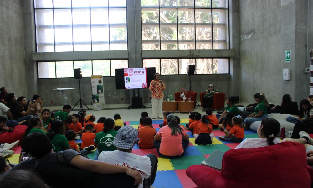 Estudiantes y docentes descubren nuevas obras literarias en la Feria Bibliográfica 2025