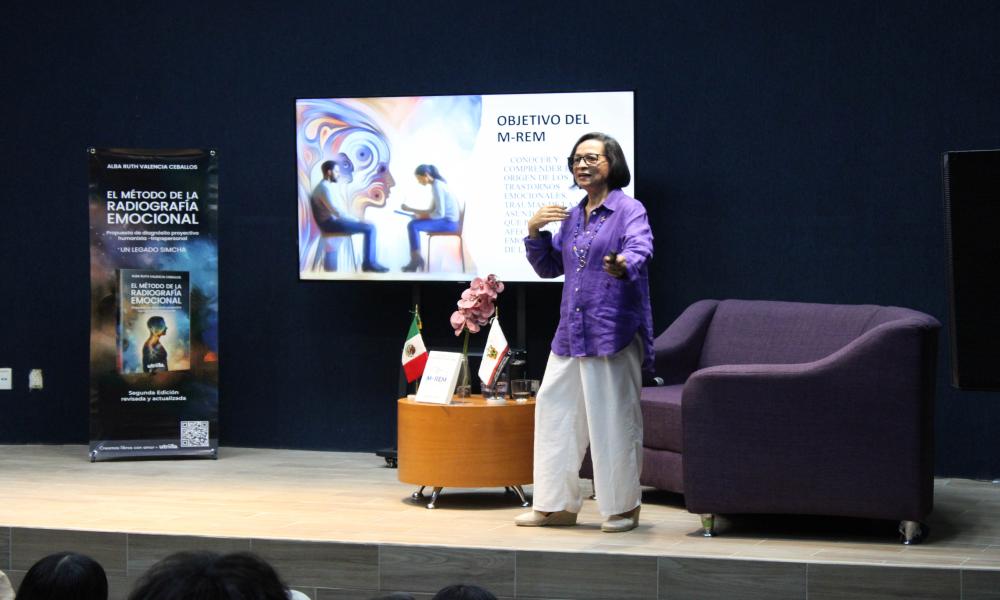 Estudiantes y docentes descubren nuevas obras literarias en la Feria Bibliográfica 2025