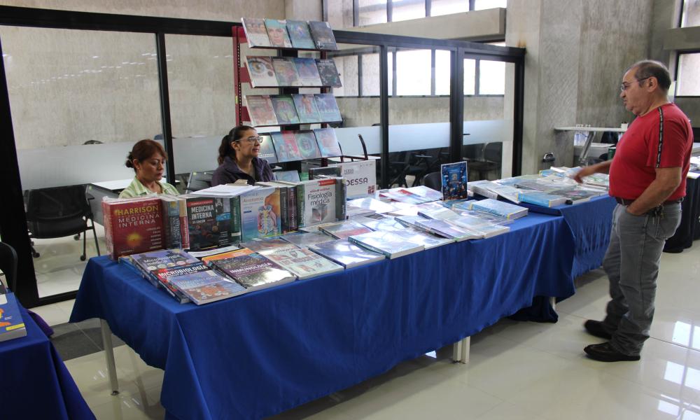 Estudiantes y docentes descubren nuevas obras literarias en la Feria Bibliográfica 2025