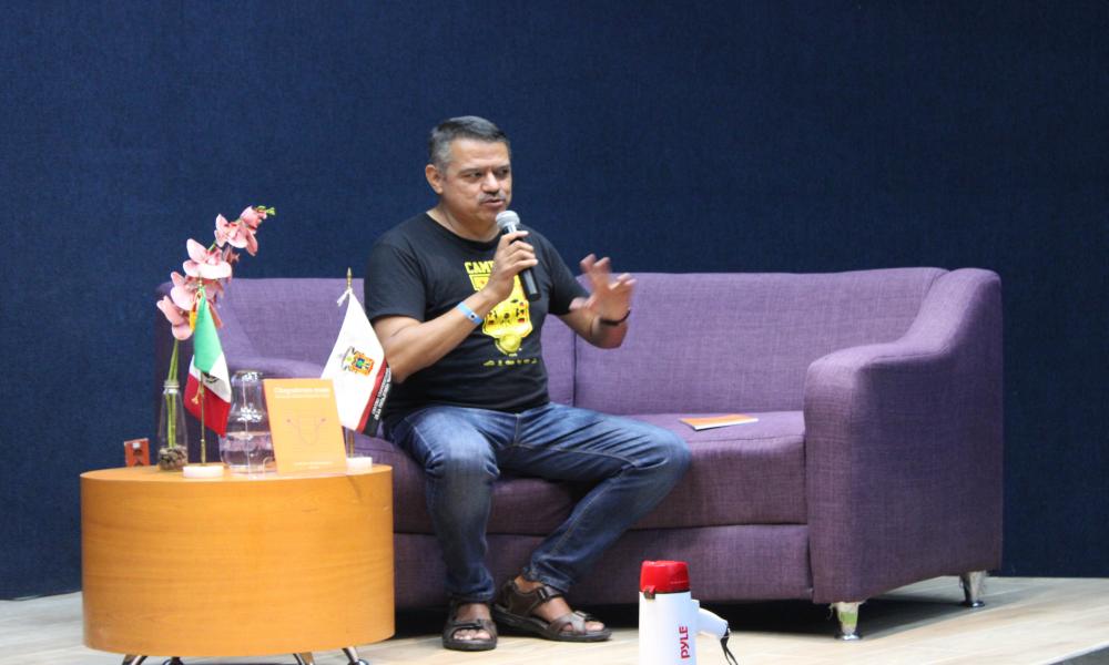 Estudiantes y docentes descubren nuevas obras literarias en la Feria Bibliográfica 2025