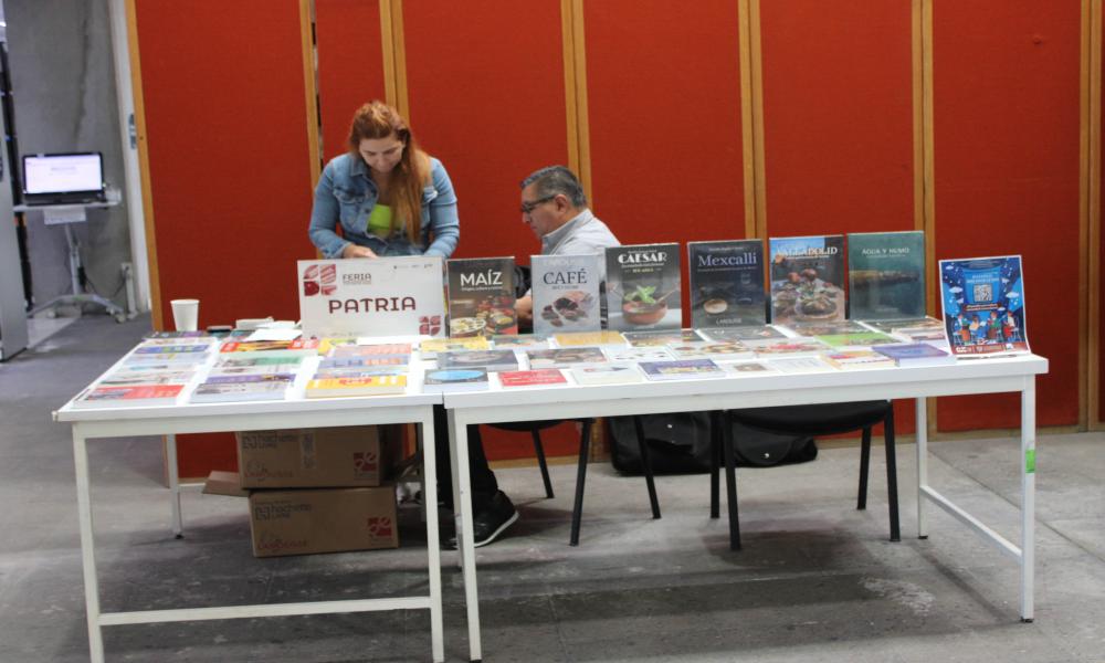 Estudiantes y docentes descubren nuevas obras literarias en la Feria Bibliográfica 2025