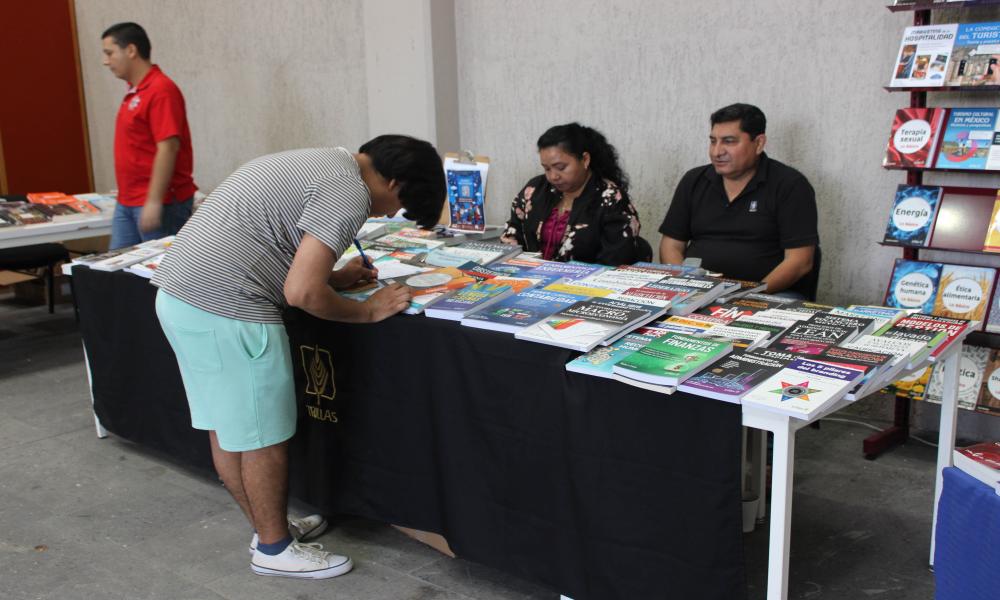 Estudiantes y docentes descubren nuevas obras literarias en la Feria Bibliográfica 2025