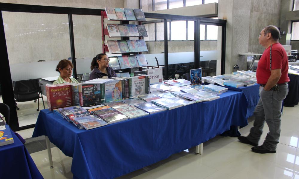 Estudiantes y docentes descubren nuevas obras literarias en la Feria Bibliográfica 2025