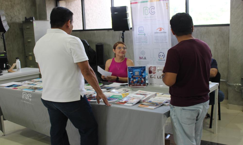 Estudiantes y docentes descubren nuevas obras literarias en la Feria Bibliográfica 2025