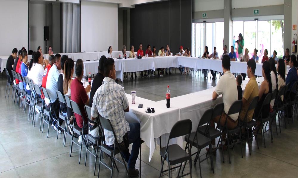 Rectora del CUCosta reconoce labor de Servicios Generales y escucha propuestas de mejora