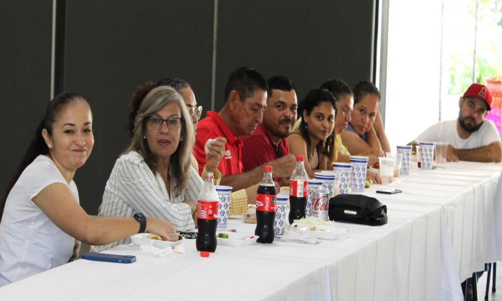 Rectora del CUCosta reconoce labor de Servicios Generales y escucha propuestas de mejora