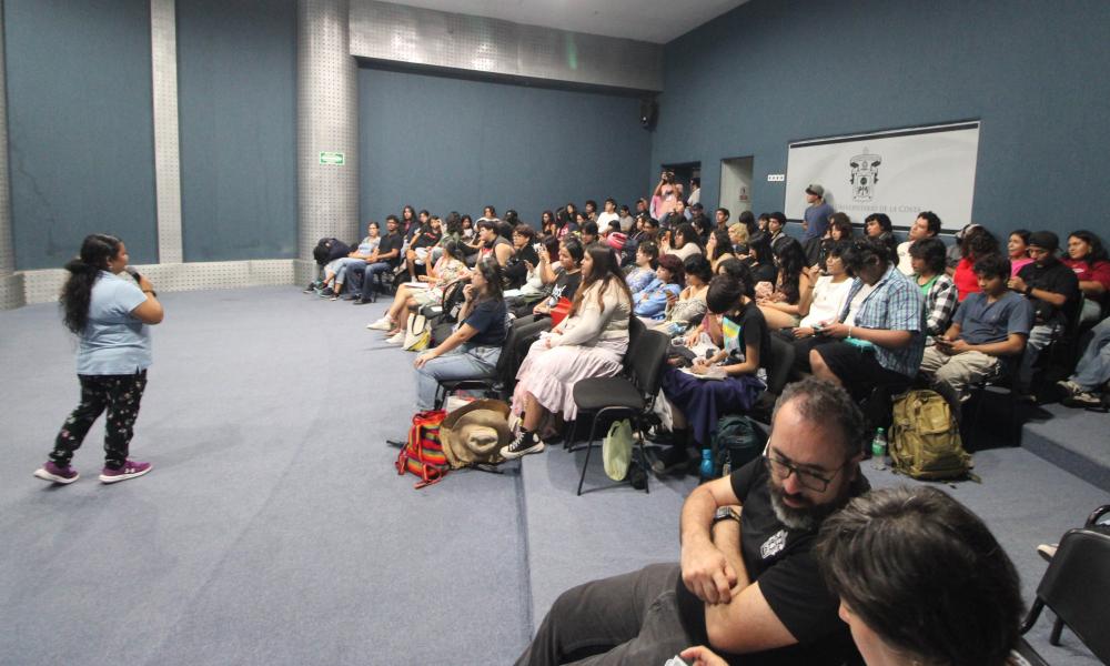 Estudiantes reciben información sobre becas y programas de intercambio académico