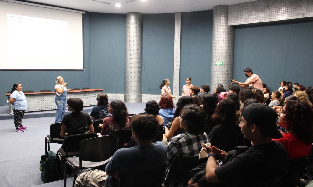 Estudiantes reciben información sobre becas y programas de intercambio académico