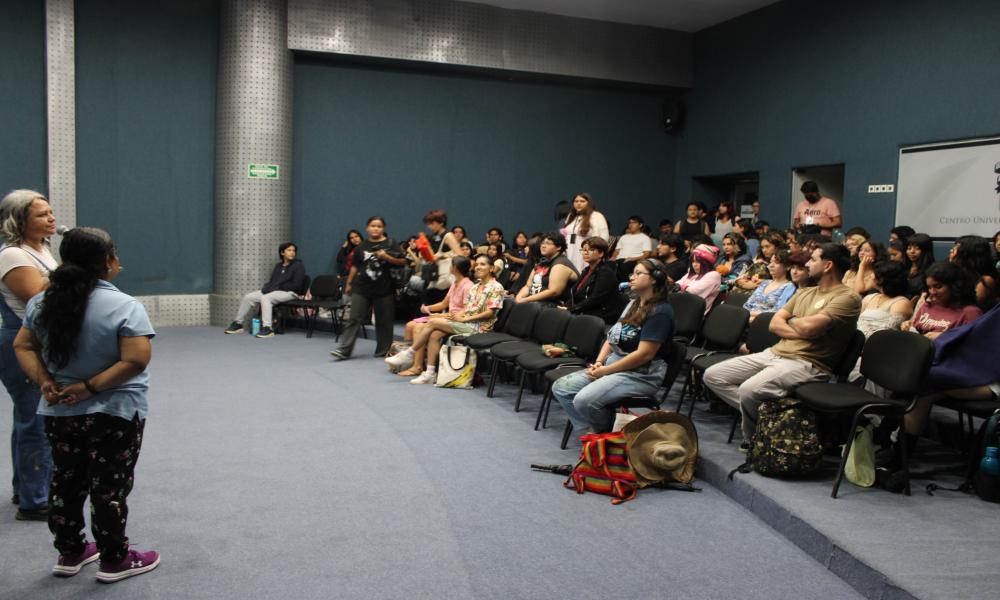 Estudiantes reciben información sobre becas y programas de intercambio académico