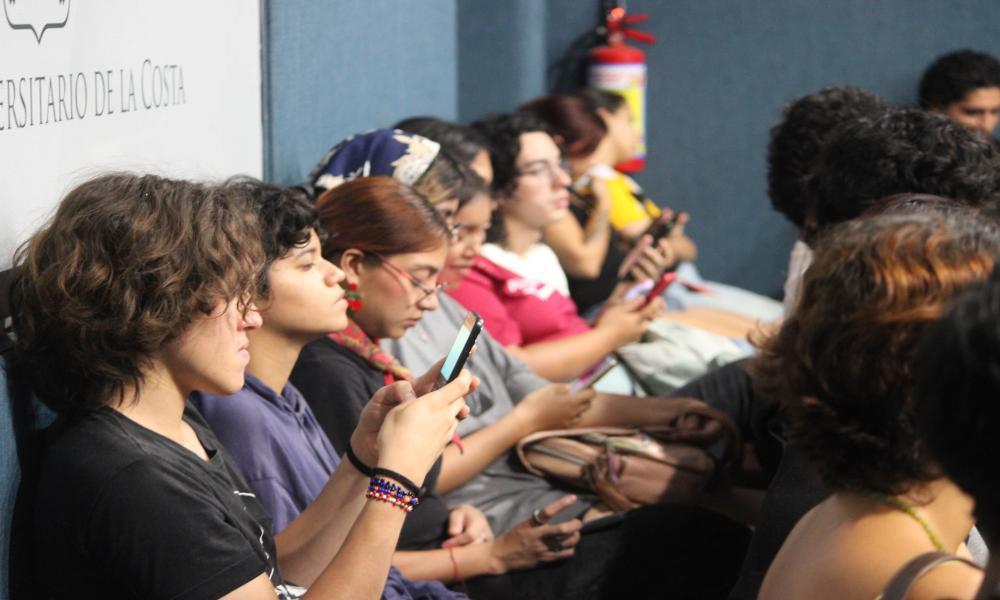 Estudiantes reciben información sobre becas y programas de intercambio académico