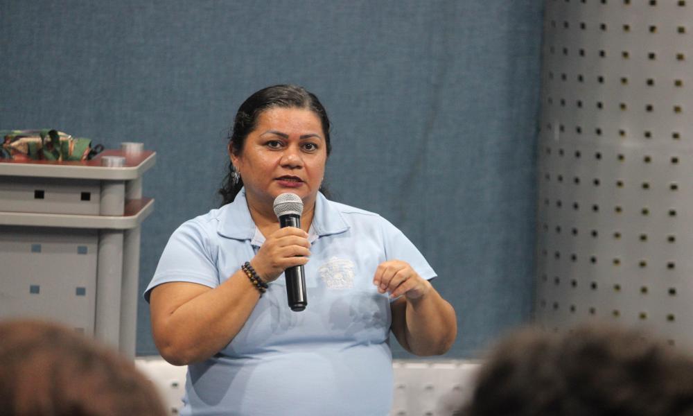 Estudiantes reciben información sobre becas y programas de intercambio académico