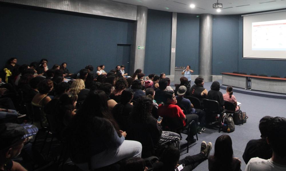 Estudiantes reciben información sobre becas y programas de intercambio académico