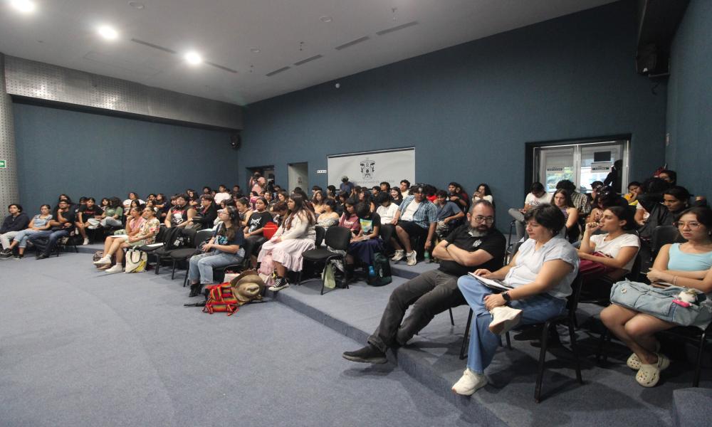Estudiantes reciben información sobre becas y programas de intercambio académico